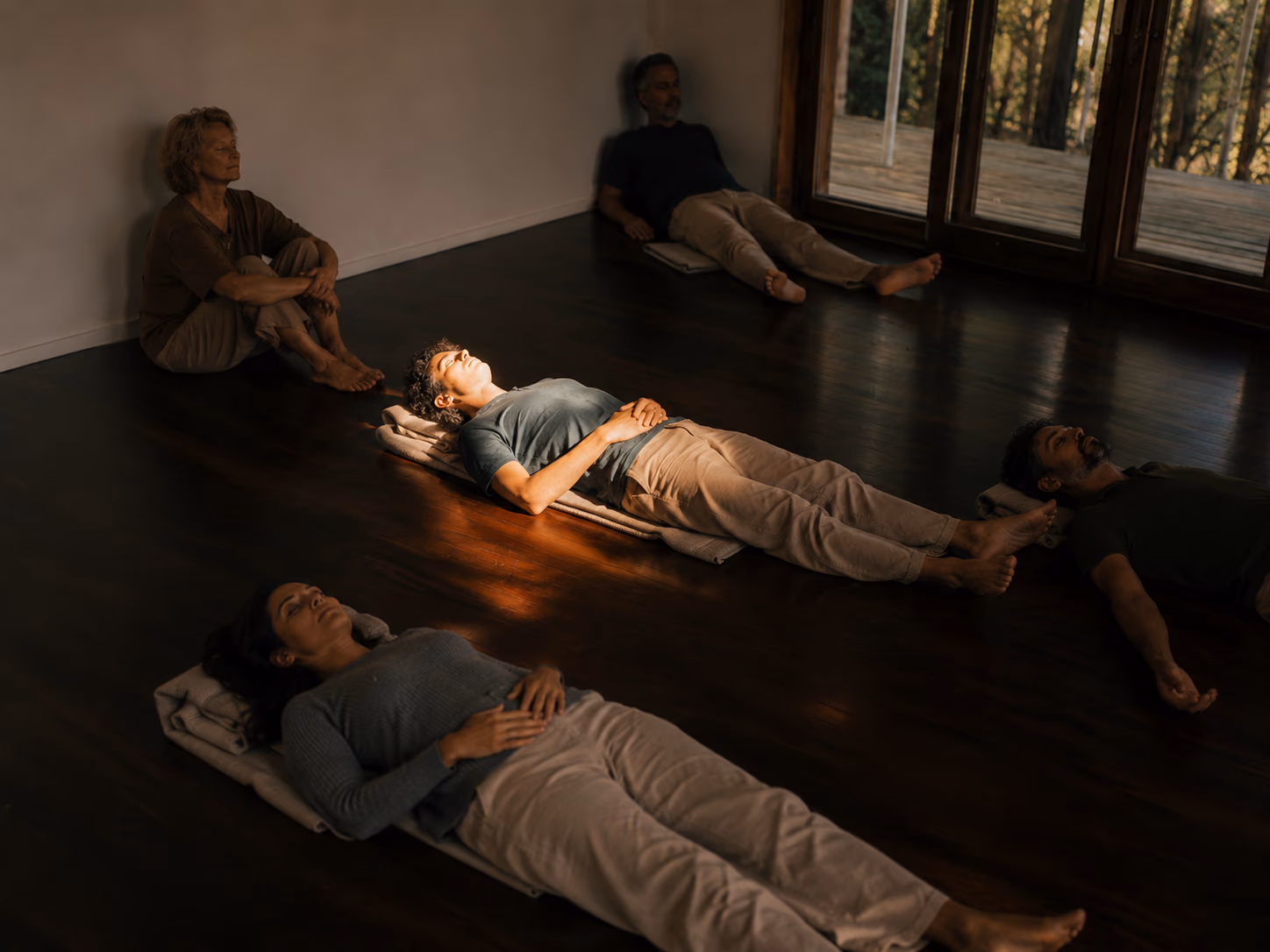 Sound Bath, Menschen liegen, gedämpftes Licht